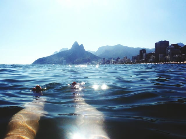 pessoa a nadar no mar em ipanema no brasil