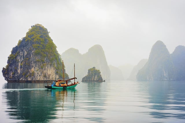 barcos no vietname com nevoeiro