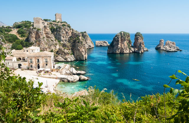 vista para o mar azul em sicilia, italia